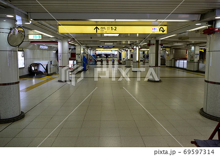 京メトロ 丸ノ内線 西新宿駅（改札）の写真素材 [69597314] - PIXTA