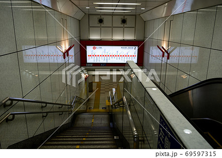 メトロ 丸ノ内線 西新宿駅 池袋方面 階段とエスカレーターの写真素材