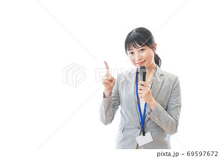 プレゼンをする若いビジネスパーソン プレゼンをする若いビジネスパーソン 69597672