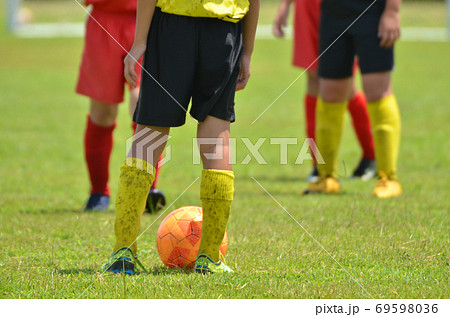 少年サッカー試合17 キックオフ の写真素材