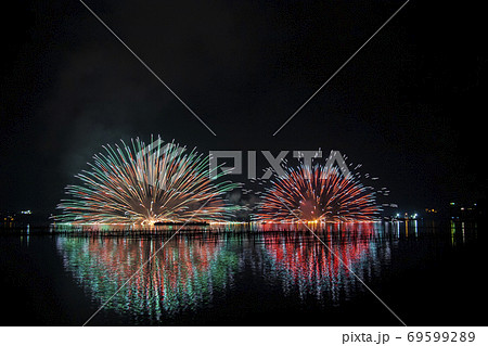 静岡県浜松市 三ヶ日花火大会 湖上スターマイン の写真素材