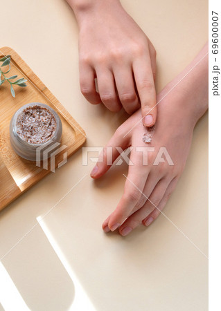 Swatch naturalgo scrub on female hands. Swatch naturalgo scrub on female hands. 69600007