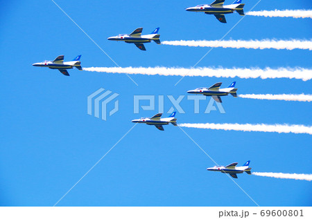 ブルーインパルスの機体とスモークが鮮やかな青空に映える光景 … 鳥取県 境港市(快晴) ブルーインパルスの機体とスモークが鮮やかな青空に映える光景 … 鳥取県 境港市(快晴) 69600801