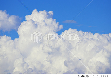 青空に浮かぶ入道雲 69604454