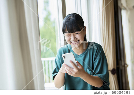 スマホを操作する女の子 スマホを操作する女の子 69604592