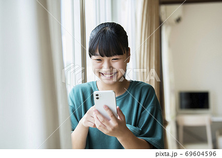スマホを操作する女の子の写真素材