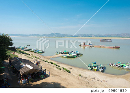 エーヤワディー川 イラワジ川 ミャンマー バガンの写真素材