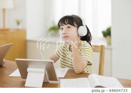 タブレットpcで勉強をする女の子 の写真素材