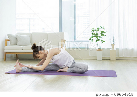 ヨガをする女性 69604919