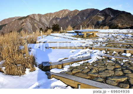 冬の丹沢山地 烏尾山山頂から塔ノ岳を望む 冬の丹沢山地 烏尾山山頂から塔ノ岳を望む 69604936