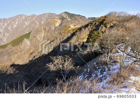丹沢の烏尾山より望む表尾根と塔ノ岳 69605033