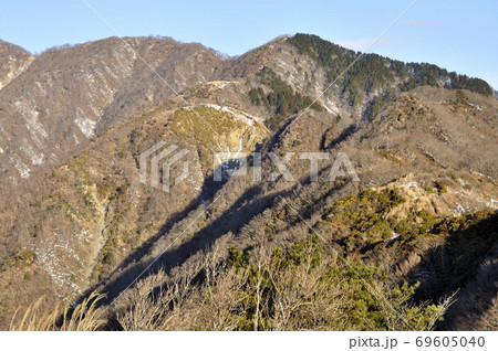 丹沢 冬の表尾根 烏尾山から木ノ又大日と新大日を眺める 69605040
