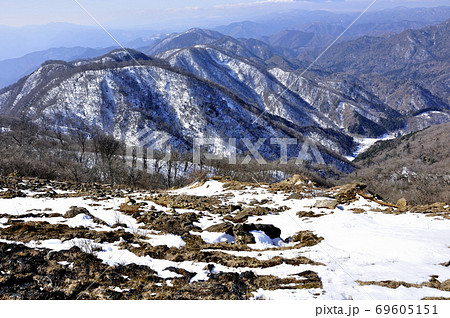 冬の丹沢山地 塔ノ岳山頂から望む鍋割山稜 69605151