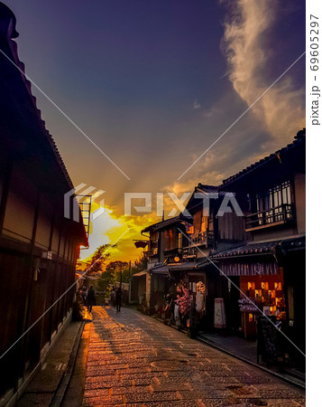 京都二年三年坂の夕暮れ 69605297