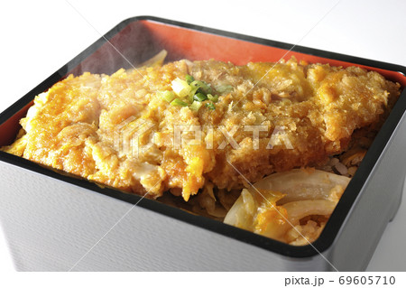 かつ重はトンカツと玉ねぎを煮込み、卵でとじたものをお重に入れ最後に小ねぎを乗せた食べ物です(白背景) かつ重はトンカツと玉ねぎを煮込み、卵でとじたものをお重に入れ最後に小ねぎを乗せた食べ物です(白背景) 69605710