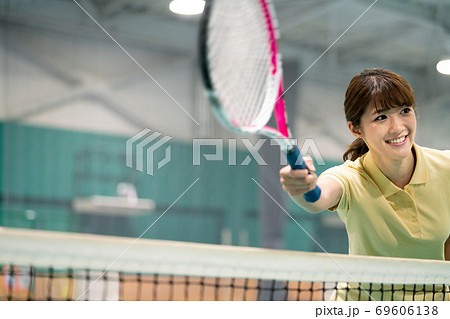 テニスの練習をする女性の写真素材