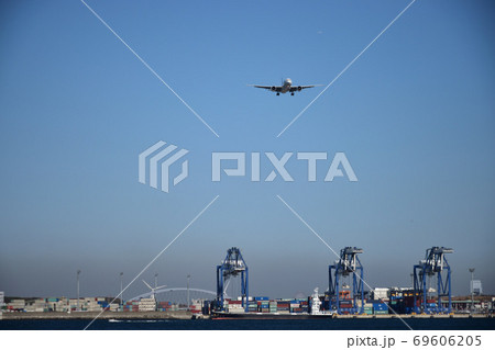 都心の風景と飛行機 都心の風景と飛行機 69606205