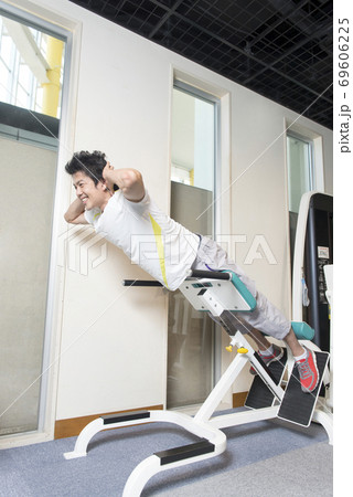 トレーニングをする男性 69606225