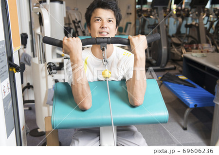 トレーニングをする男性 69606236