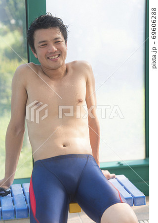 プールサイドで休憩をする男性 69606288