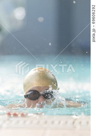 プールで泳ぐ男性 69606292