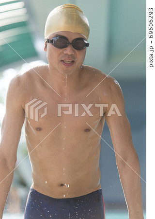 プールから上がる男性 69606293