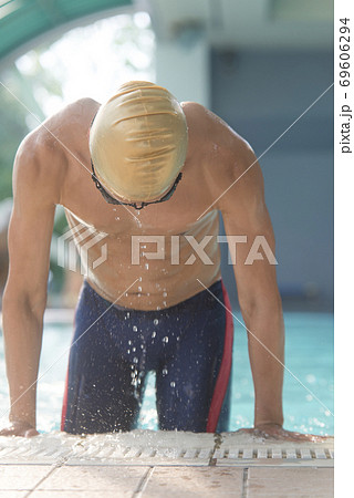 プールから上がる男性 69606294