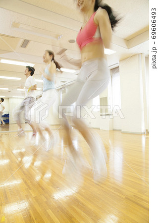 スポーツジムでトレーニングする男女 69606493