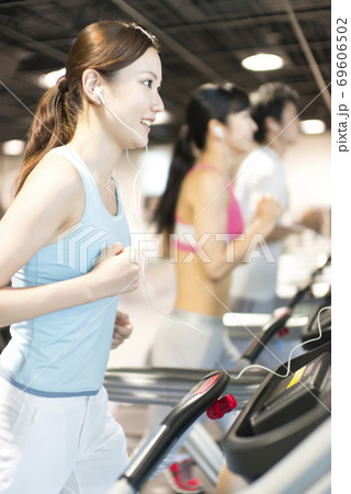 ランニングマシンで走る男女 69606502
