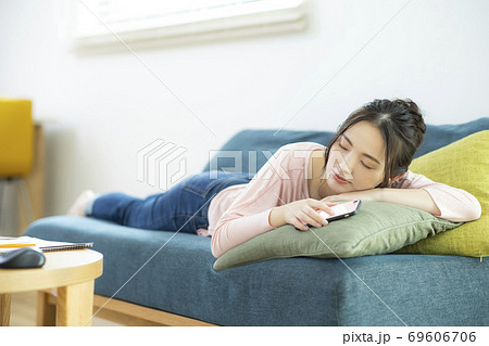 スマートフォン　女性　 69606706