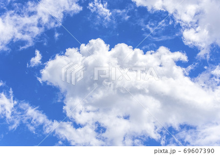 青空と雲の背景素材の写真素材