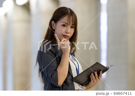 メモを確認する女性 メモを確認する女性 69607411