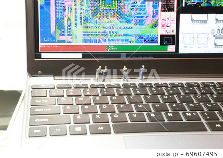 コンピュータ_基板設計のノートPCとビジネスマンのミニチュア 69607495