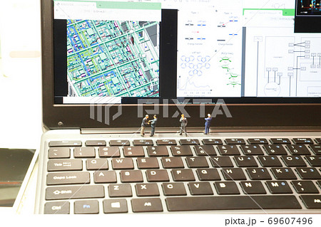 プラント_化学式のノートPCとビジネスマンのミニチュア 69607496