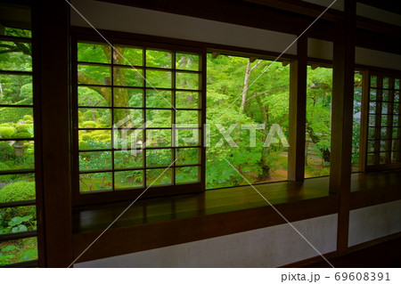 三千院・格子越しの聚碧園 三千院・格子越しの聚碧園 69608391