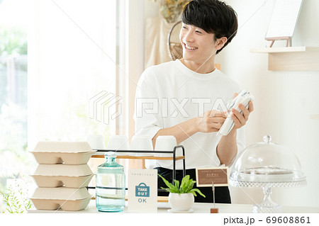 働くカフェ店員男性【テイクアウト】 69608861