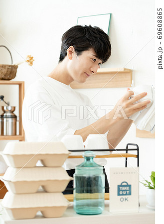 働くカフェ店員男性【テイクアウト】 69608865