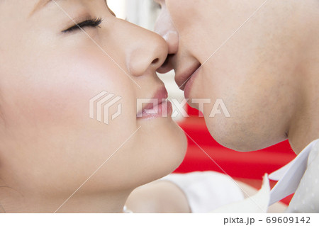キスをする新郎新婦 キスをする新郎新婦 69609142