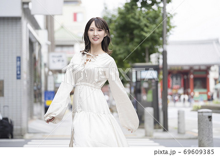 若い女性　浅草　雷門前 69609385