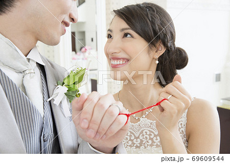 赤い糸で結ばれた新郎新婦 赤い糸で結ばれた新郎新婦 69609544
