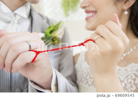 赤い糸で結ばれた新郎新婦 69609545