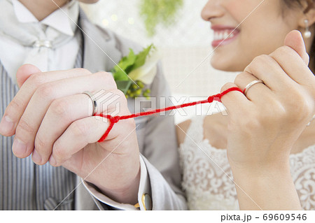 赤い糸で結ばれた新郎新婦 赤い糸で結ばれた新郎新婦 69609546