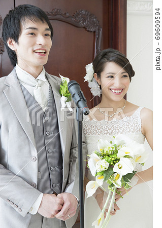 挨拶をする新郎新婦 挨拶をする新郎新婦 69609594