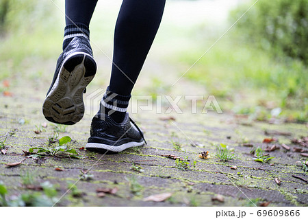 ランニングする男性 69609866