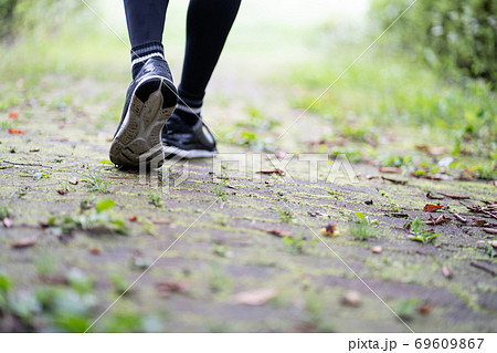 ウォーキングする男性 69609867
