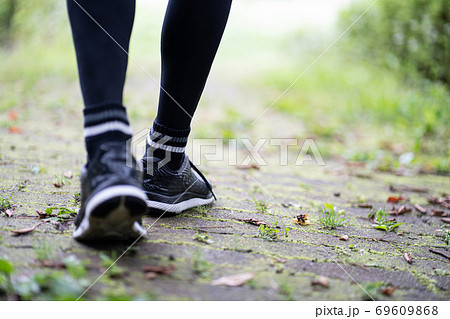 ウォーキングする男性 69609868