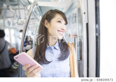 電車でスマホを見る女性 電車でスマホを見る女性 69609973