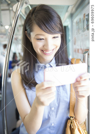 電車でスマホを見る女性 電車でスマホを見る女性 69609975