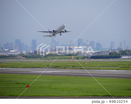 伊丹空港を展望できる公園/下河原緑地公園より離陸するボーイング787を見る/遠景に梅田の高層ビル群 伊丹空港を展望できる公園/下河原緑地公園より離陸するボーイング787を見る/遠景に梅田の高層ビル群 69610254