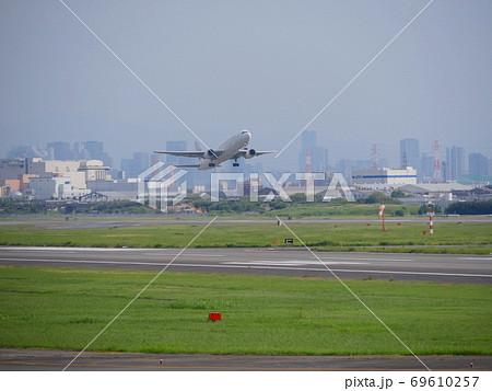 伊丹空港を展望できる公園/下河原緑地公園より離陸するボーイング787を